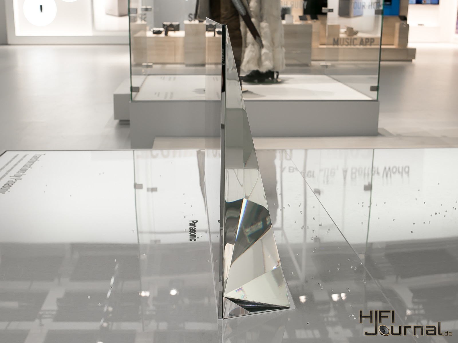 Panasonic transparent OLED 02