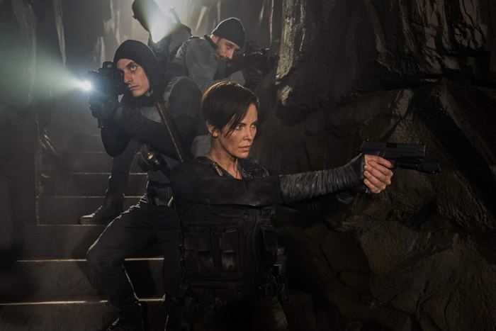 the old guard fuer immer netflix review szene 5