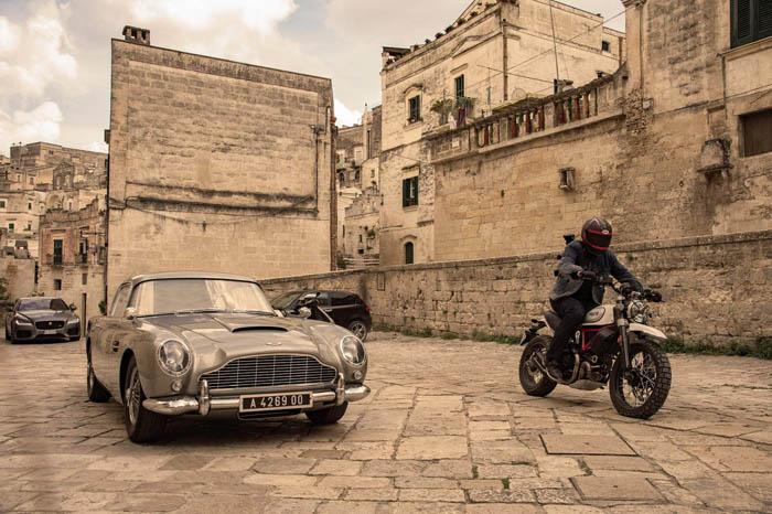 B25_SU_20024_R2James Bond chases Primo through the streets of Matera, Italy inNO TIME TO DIE, an EON Productions and Metro-Goldwyn-Mayer Studios filmCredit: Jasin Boland© 2021 DANJAQ, LLC AND MGM.  ALL RIGHTS RESERVED.