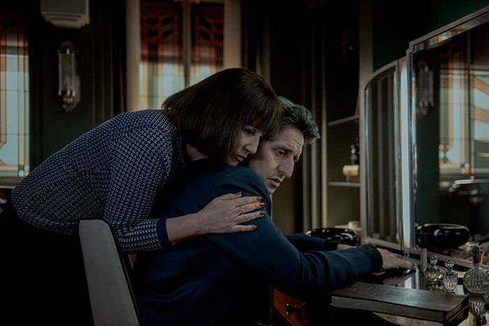 EL REINO (L to R) MERCEDES MORÁN as PASTORA ELENA and DIEGO PERETTI as PASTOR EMILIO in EL REINO. cr. MARCOS LUDEVID/NETFLIX © 2021.