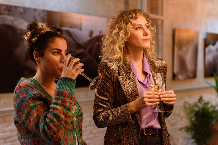 VALERIA (L to R) RAQUEL VENTOSA as OLGA, TERESA RIOTT as NEREA in episode 04 of VALERIA. Cr. FELIPE HERNÁNDEZ/NETFLIX © 2020