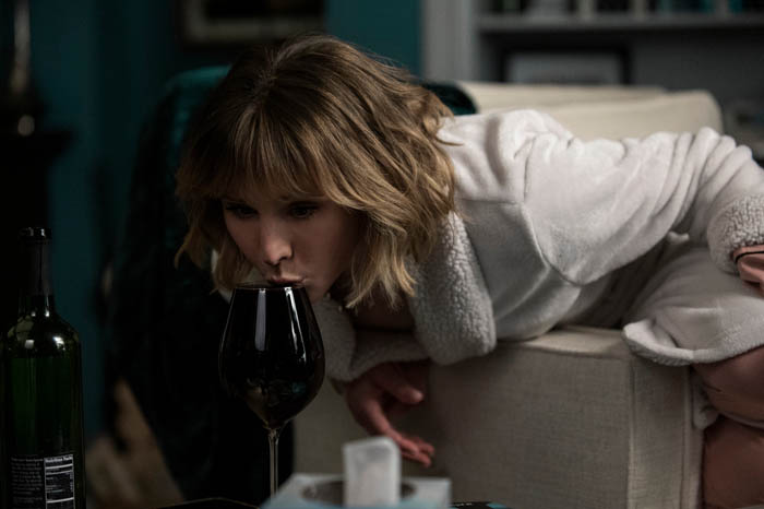 The Woman in the House Across the Street From the Girl in the Window. Kristen Bell as Anna in episode 101 of The Woman in the House Across the Street From the Girl in the Window. Cr. Colleen E. Hayes/Netflix © 2021