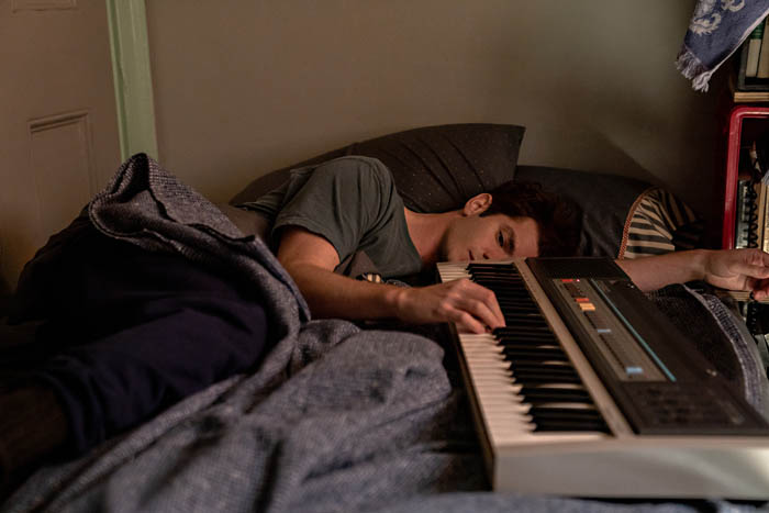 tick, tick...BOOM! (L-R) ANDREW GARFIELD as JONATHAN LARSON in tick, tick...BOOM!. Cr. MACALL POLAY/NETFLIX © 2021
