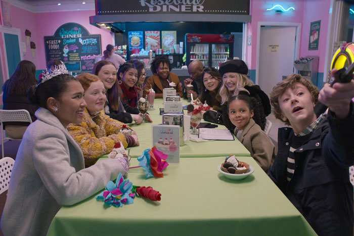 THE BABY-SITTERS CLUB (L to R) ANAIS LEE as JESSI RAMSEY, VIVIAN WATSON as MALLORY PIKE, SOPHIE GRACE as KRISTY THOMAS, KYNDRA SANCHEZ as DAWN SCHAFER, MALIA BAKER as MARY ANNE SPIER, BRANDEE STEGER as JANICE RAMSEY, DORON BELL as JOHN RAMSEY, MOMONA TAMADA as CLAUDIA KISHI, SHAY RUDOLPH as STACEY MCGILL, ISABEL BIRCH as BECCA RAMSEY, and LUKE ROESSLER as DEREK MASTERS in episode 204 of THE BABY-SITTERS CLUB Cr. COURTESY OF NETFLIX © 2021