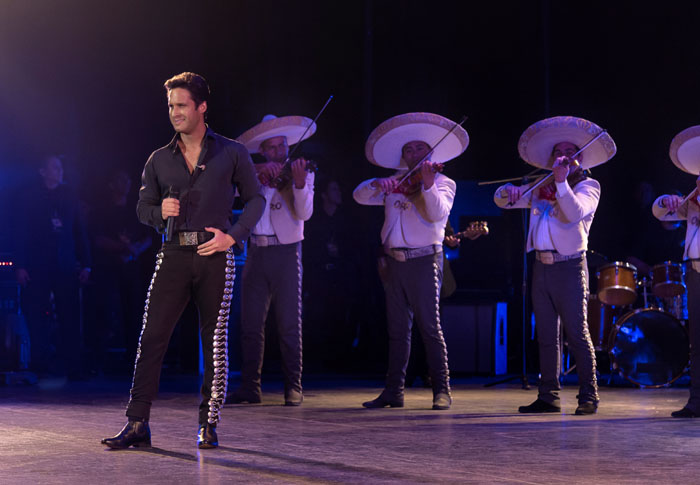 LUIS MIGUEL LA SERIE - Temporada 2 (L to R) DIEGO BONETA as LUIS MIGUEL in Episode 208 of LUIS MIGUEL LA SERIE Temporada 2. Cr. MAYRA ORTIZ/NETFLIX ©️ 2021