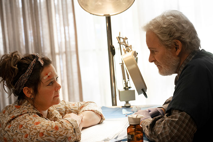 THE STARLING (L-R): MELISSA MCCARTHY as LILLY, KEVIN KLEIN as LARRY. CR: HOPPER STONE/NETFLIX. 