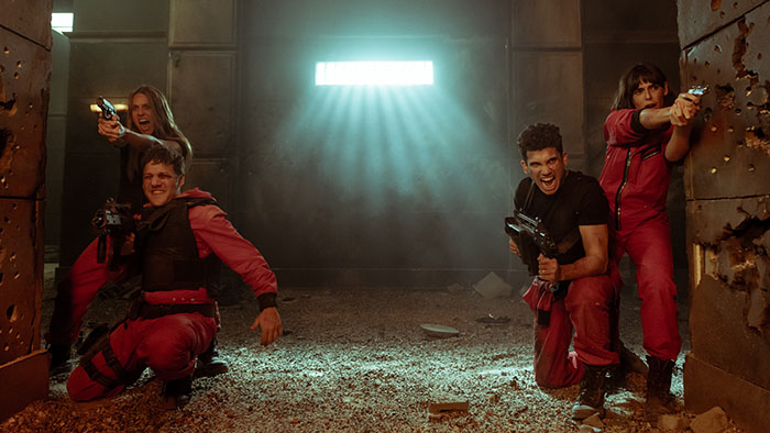 LA CASA DE PAPEL (L to R) RODRIGO DE LA SERNA as PALERMO, ITZIAR ITUÑO as LISBOA, JAIME LORENTE as DENVER, BELÉN CUESTA as MANILA in episode 02 of LA CASA DE PAPEL. Cr. TAMARA ARRANZ/NETFLIX © 2020