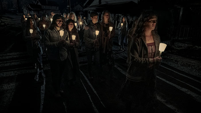 MIDNIGHT MASS (L to R) ANNABETH GISH as DR. SARAH GUNNING, and KATE SIEGEL as ERIN GREENE in episode 106 of MIDNIGHT MASS Cr. EIKE SCHROTER/NETFLIX © 2021
