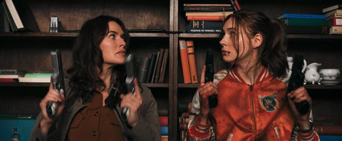 Scarlet (Lena Headey, l.) und Sam (Karen Gillan, r.)