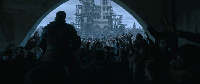 Matt Damon as Jean de Carrouges facing a crowd in 20th Century Studios' THE LAST DUEL. Photo courtesy of 20th Century Studios. © 2021 20th Century Studios. All Rights Reserved.