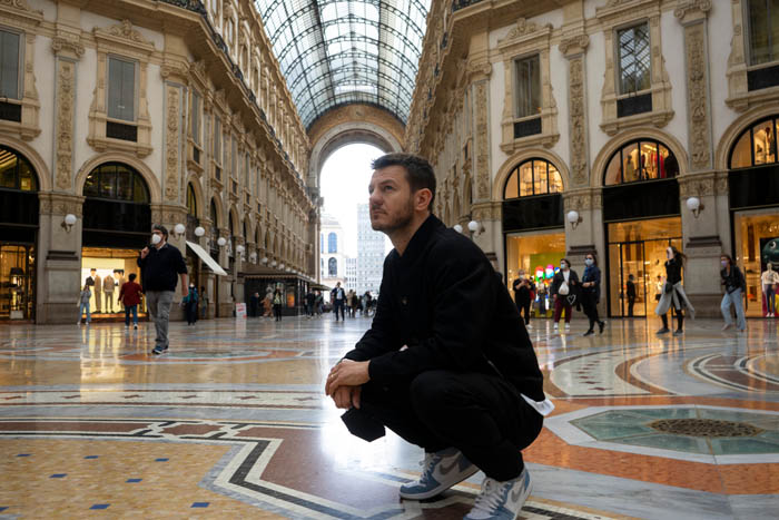 One Simple Question. Alessandro Cattelan in One Simple Question. Cr. Francesco Paolo Faraci/Netflix © 2021