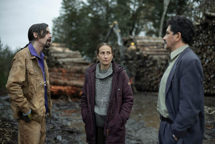 42 Días en la Obscuridad Temporada 1. (L to R) Nestor Cantillana asBraulio,  Amparo Noguera as Nor, Pablo Macaya as Pizarro in 42 Días en la Obscuridad. Cr. Diego Araya Corvalán/Netflix ©2022
