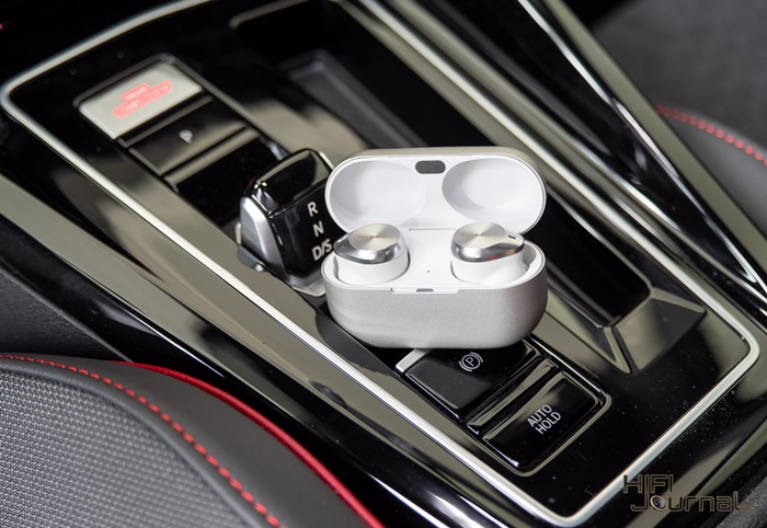 Kopfhoerer im Auto 01